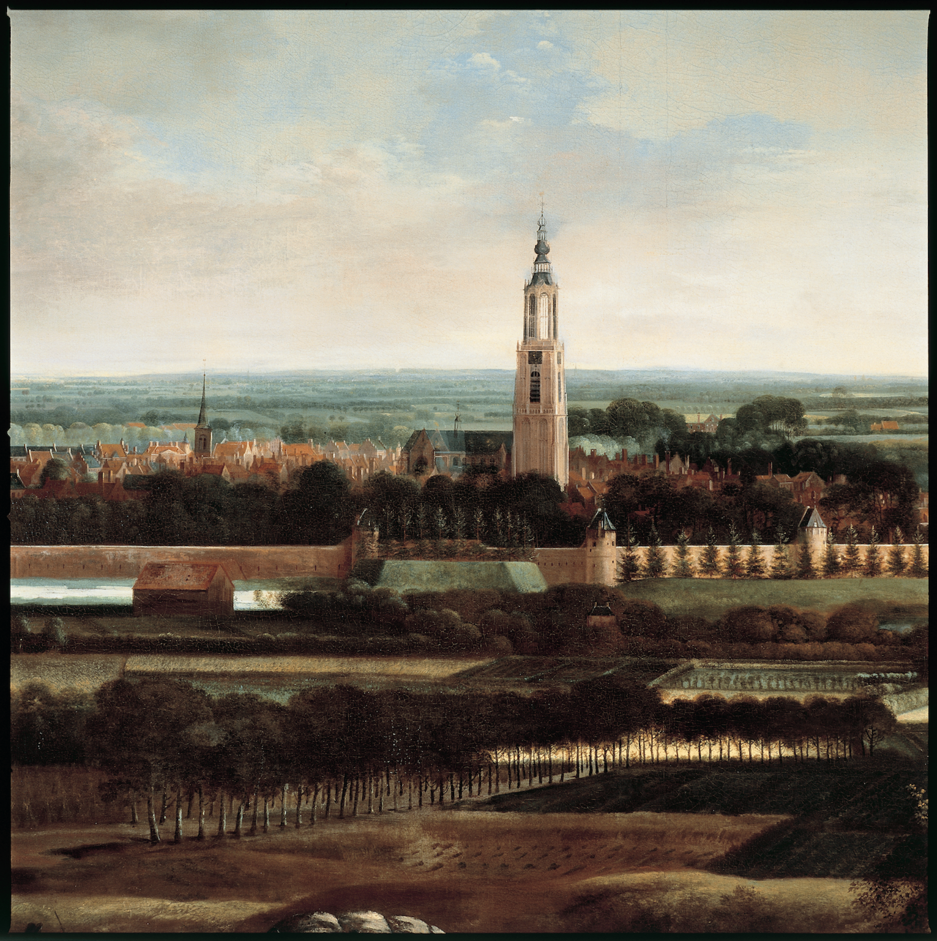 Stadsgezicht van Amersfoort met stadsmuur en Onze-Lieve-Vrouwe toren. 