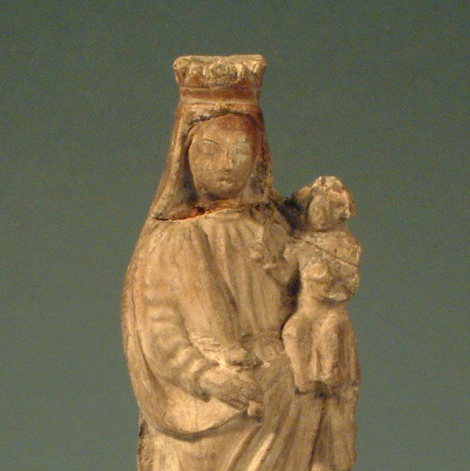 Beeldje van Maria met baby Jezus, ingezoomd. 