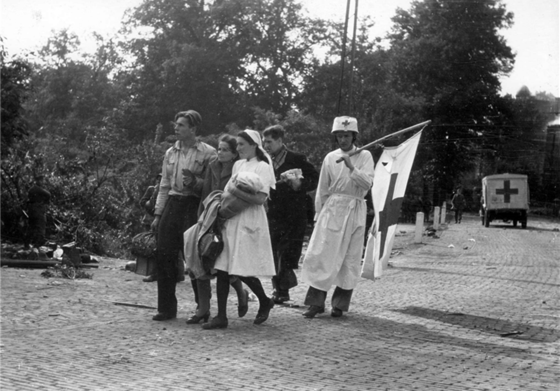Tijdens de Slag om Arnhem vluchtten veel inwoners. Op de foto staan patinten en verpleegkundigen die de stad verlaten. 310 volwassenen en 40 kinderen komen lopend of per kar naar het Krller-Mller Museum en worden daar opgevangen.