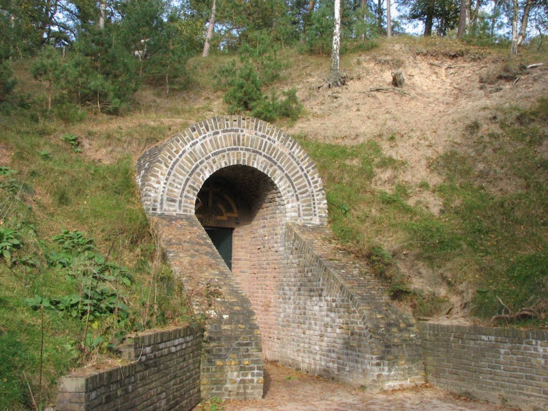 Uit angst voor bombardementen zijn de schilderijen aan het begin van de oorlog veilig opgeborgen in een schuilkelder. Op de foto staat de ingang van de schuilkelder.