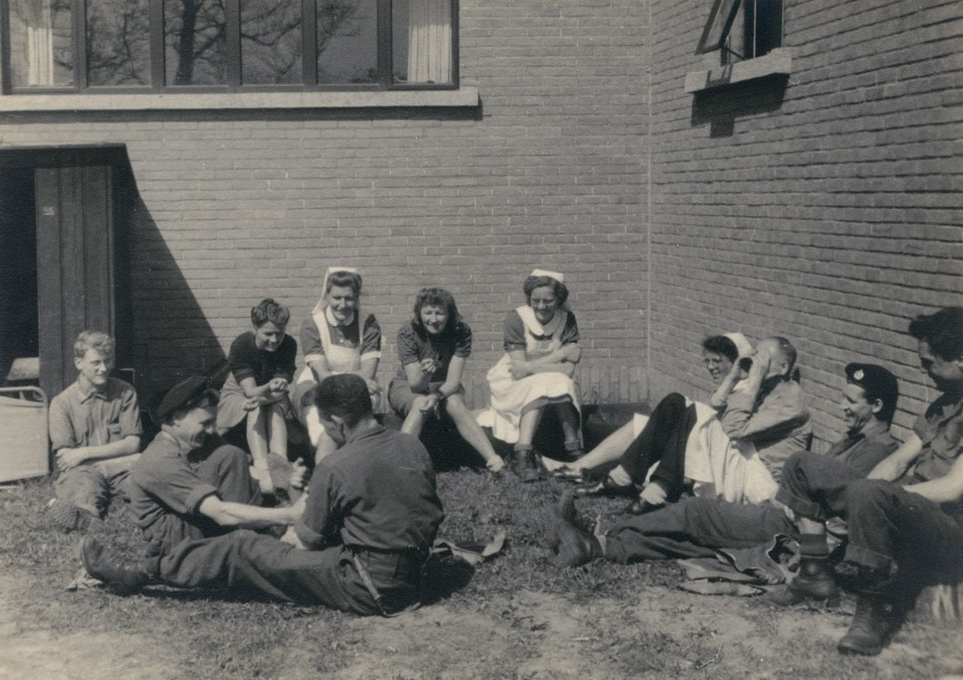 Op 15 april 1945 werd Otterlo door Canadese troepen bevrijd. Snel daarna konden de patinten weer terug naar Arnhem om daar verder te herstellen. Verpleegsters en soldaten kletsen met elkaar.