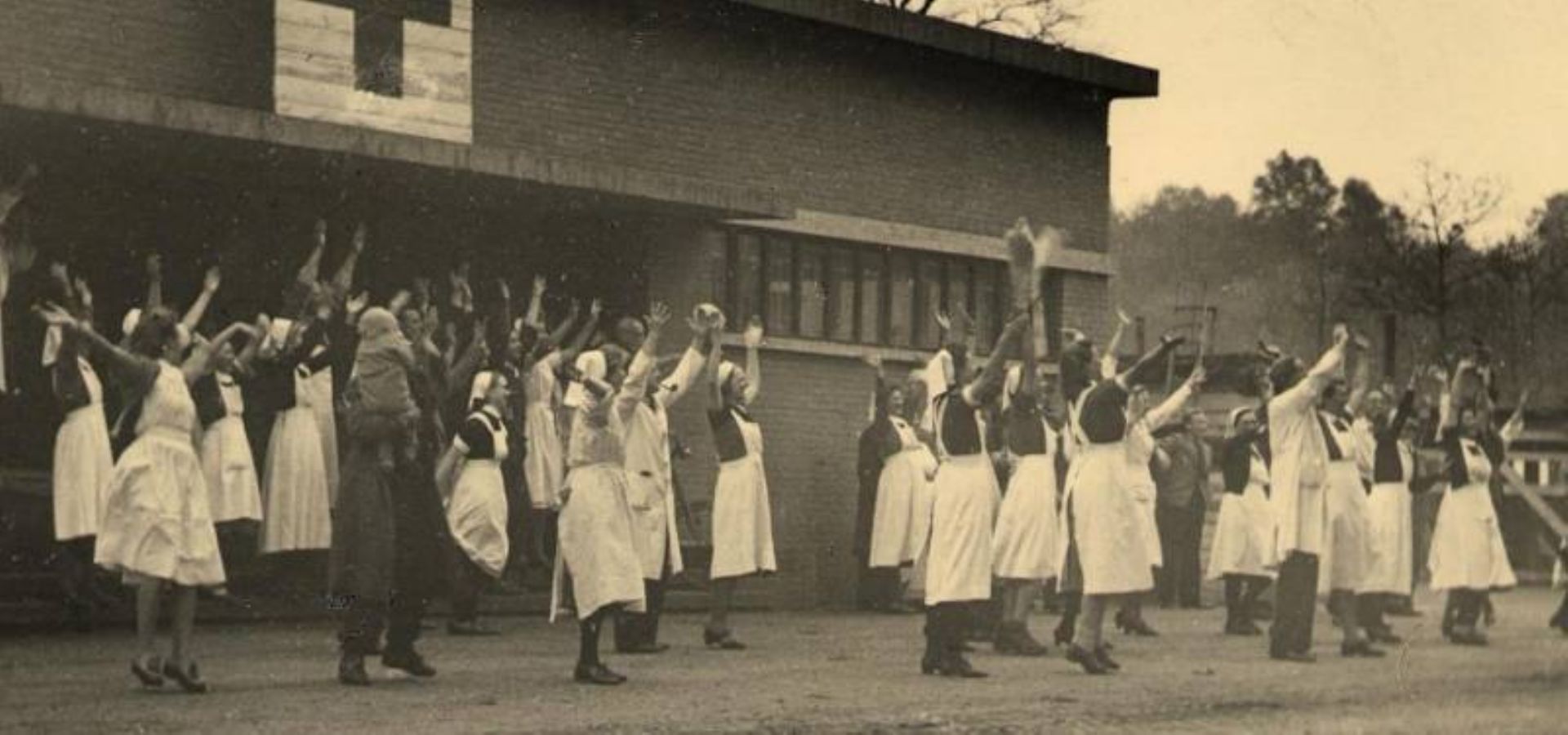 Deze foto is na de bevrijding gemaakt. De zusters zwaaien naar de Canadese troepen.