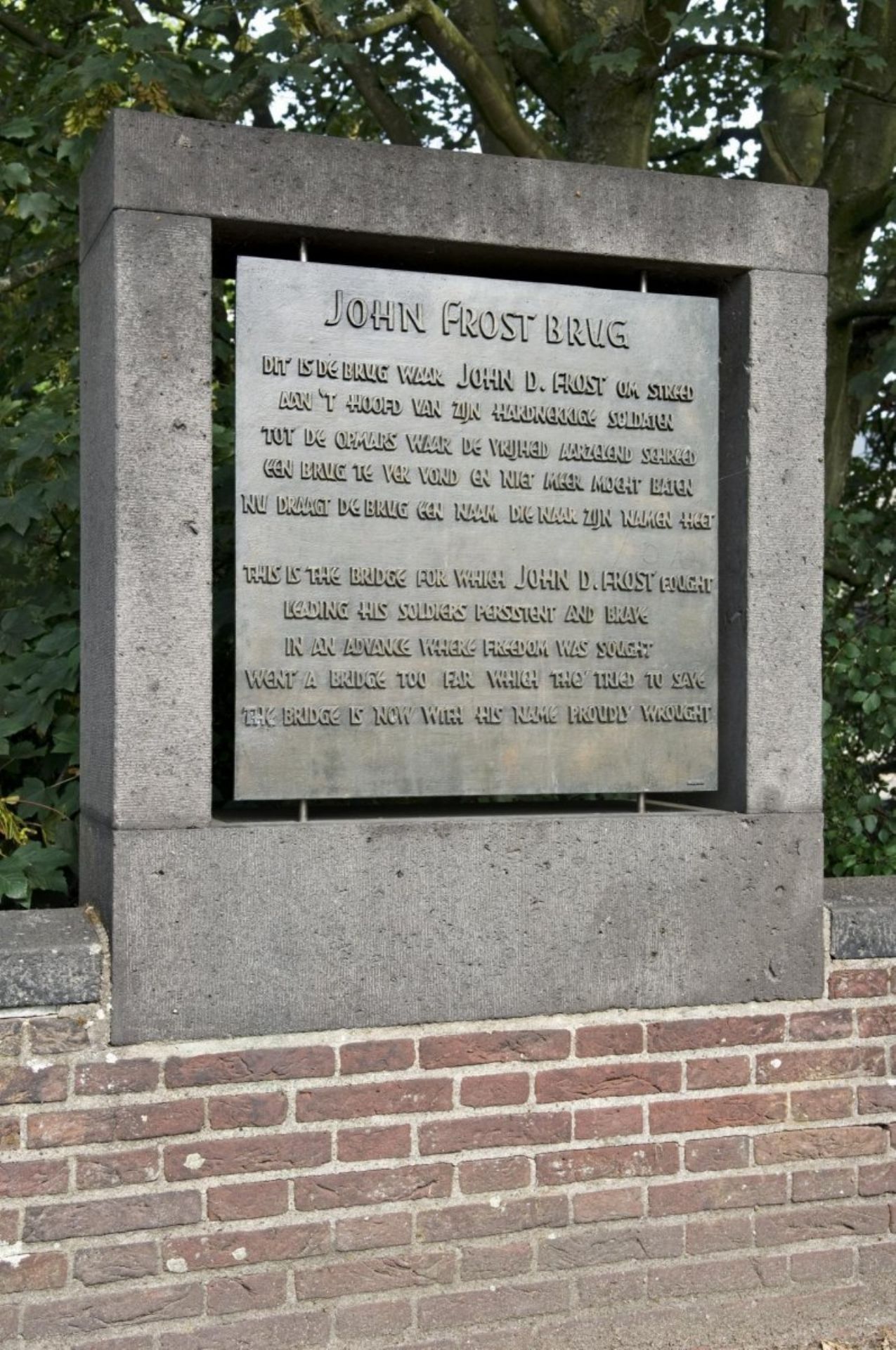 Bij de John Frost brug hangt een plaquette.