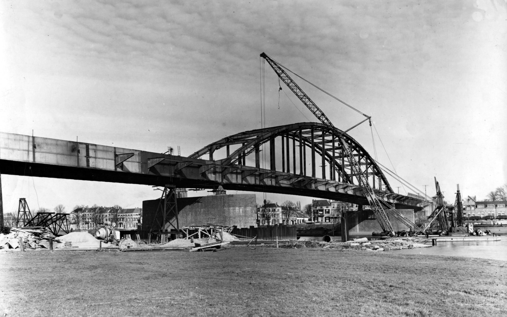 De brug in Arnhem is bijna weer als nieuw.