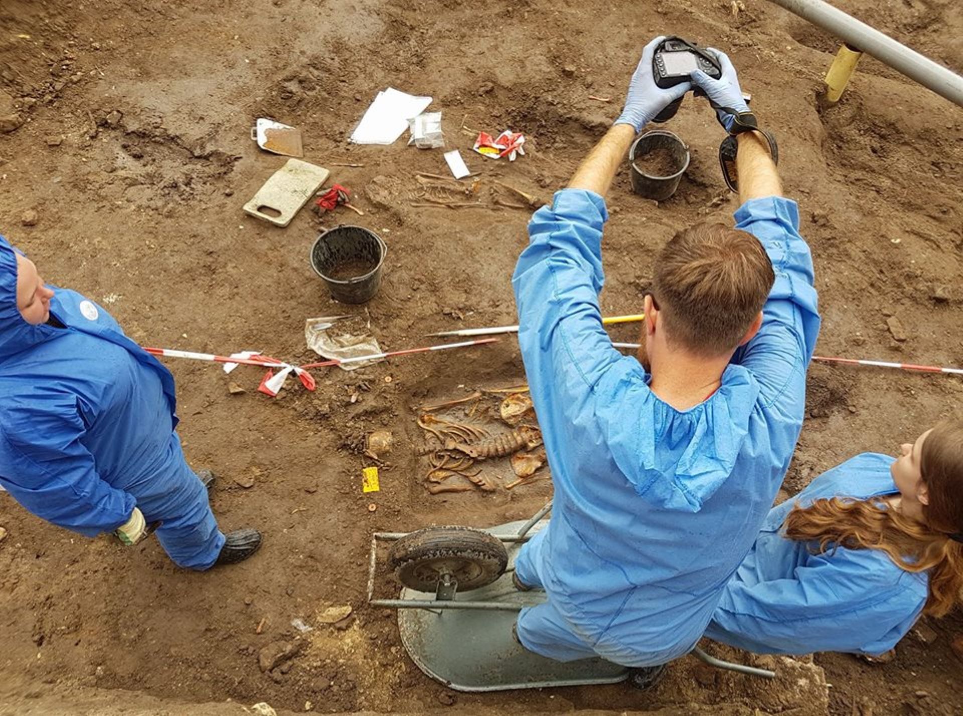 Archeologen graven dingen (en soms ook mensen) op en onderzoeken de vondsten. Van oude voorwerpen leren ze hoe het leven vroeger was.