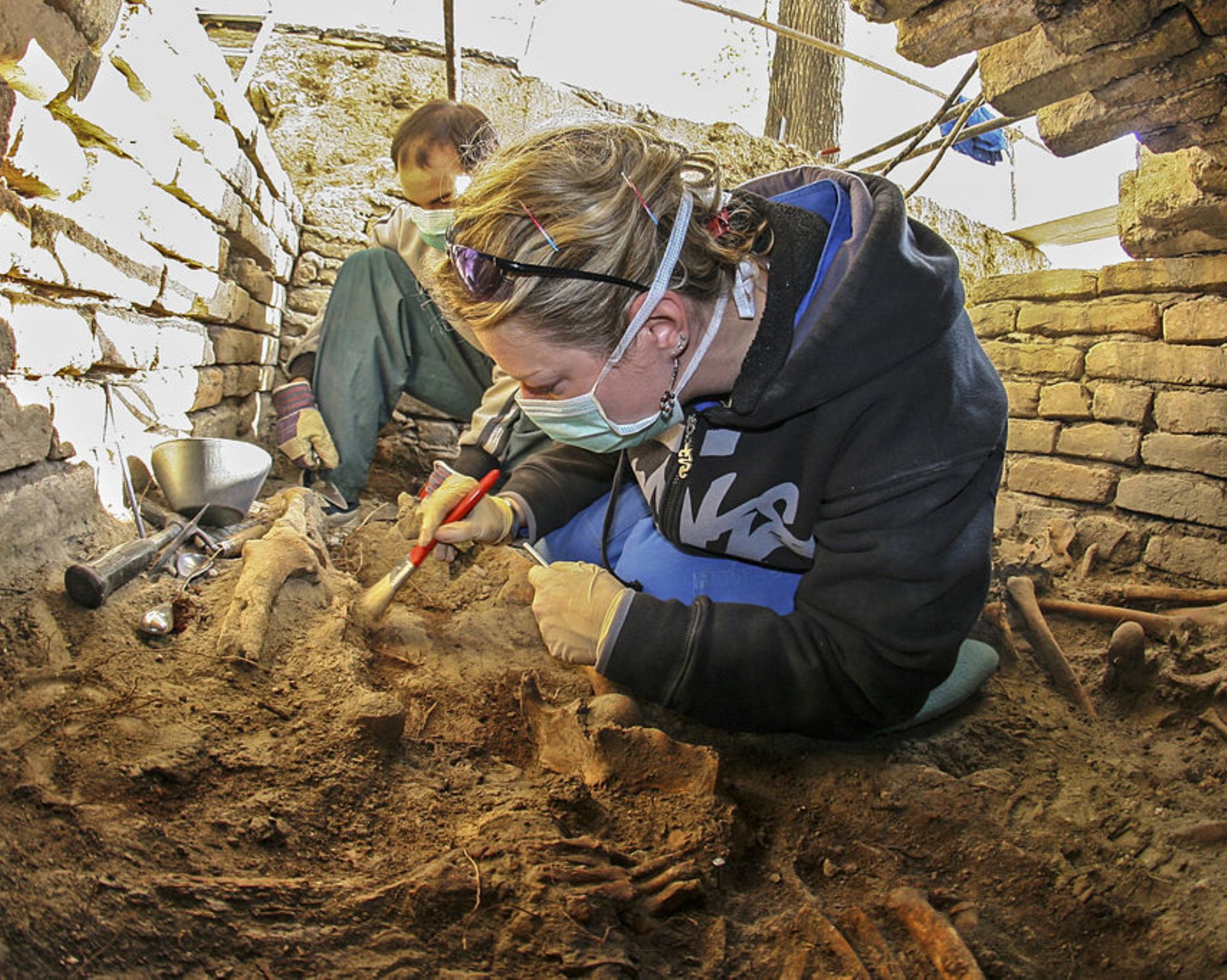 De standvoetbeker is door archeologen opgegraven. Dat zijn wetenschappers die onderzoek doen naar het verleden. Zij zoeken niet in boeken, maar in de grond! De sporen die ze tijdens opgravingen vinden, vertellen veel over het leven van vroeger.
Heb jij wel eens iets in de grond gevonden? Had dit ook te maken met geschiedenis, denk je?