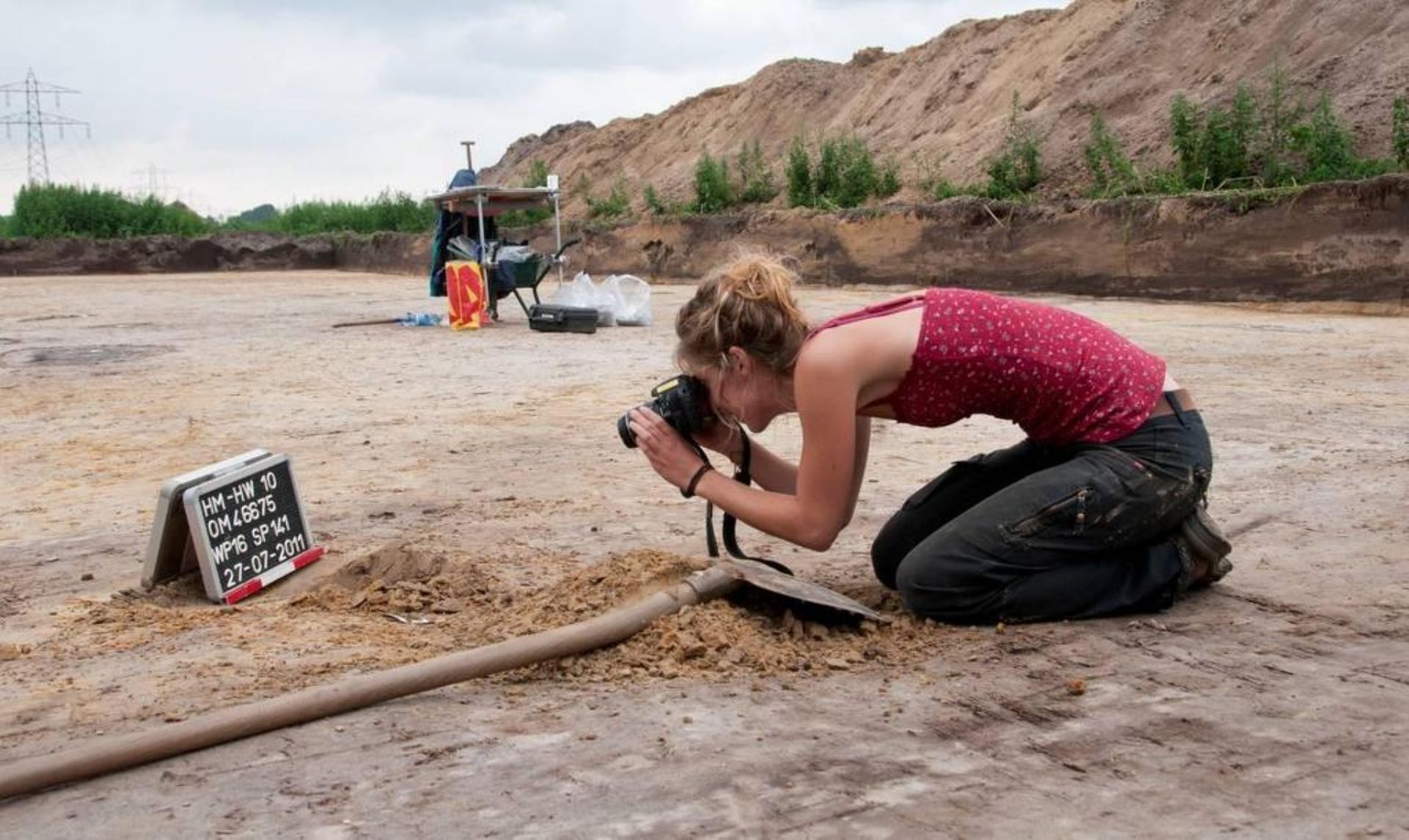 Bij een opgraving gebeurt alles heel voorzichtig zodat niks beschadigd. Archeologen werken dus vooral met kleine gereedschappen: schepjes, kwasten en zeefjes. Alles wat ze vinden, van botten tot sieraden en potscherven, wordt gefotografeerd, beschreven en ingepakt.