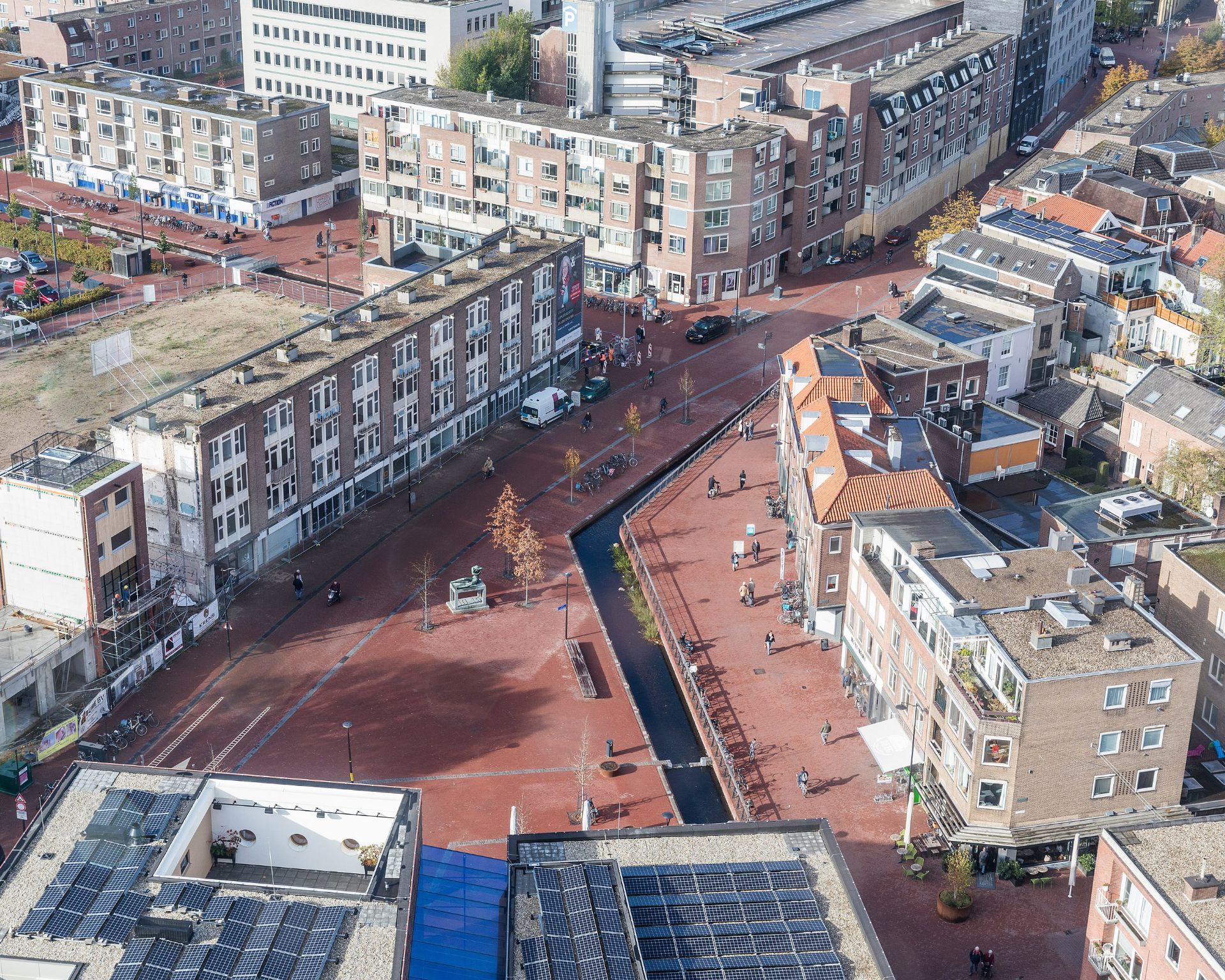 Sinds 2017 is de Jansbeek weer boven de grond gehaald en te zien in de stad. Daardoor blijft het een stuk koeler. 