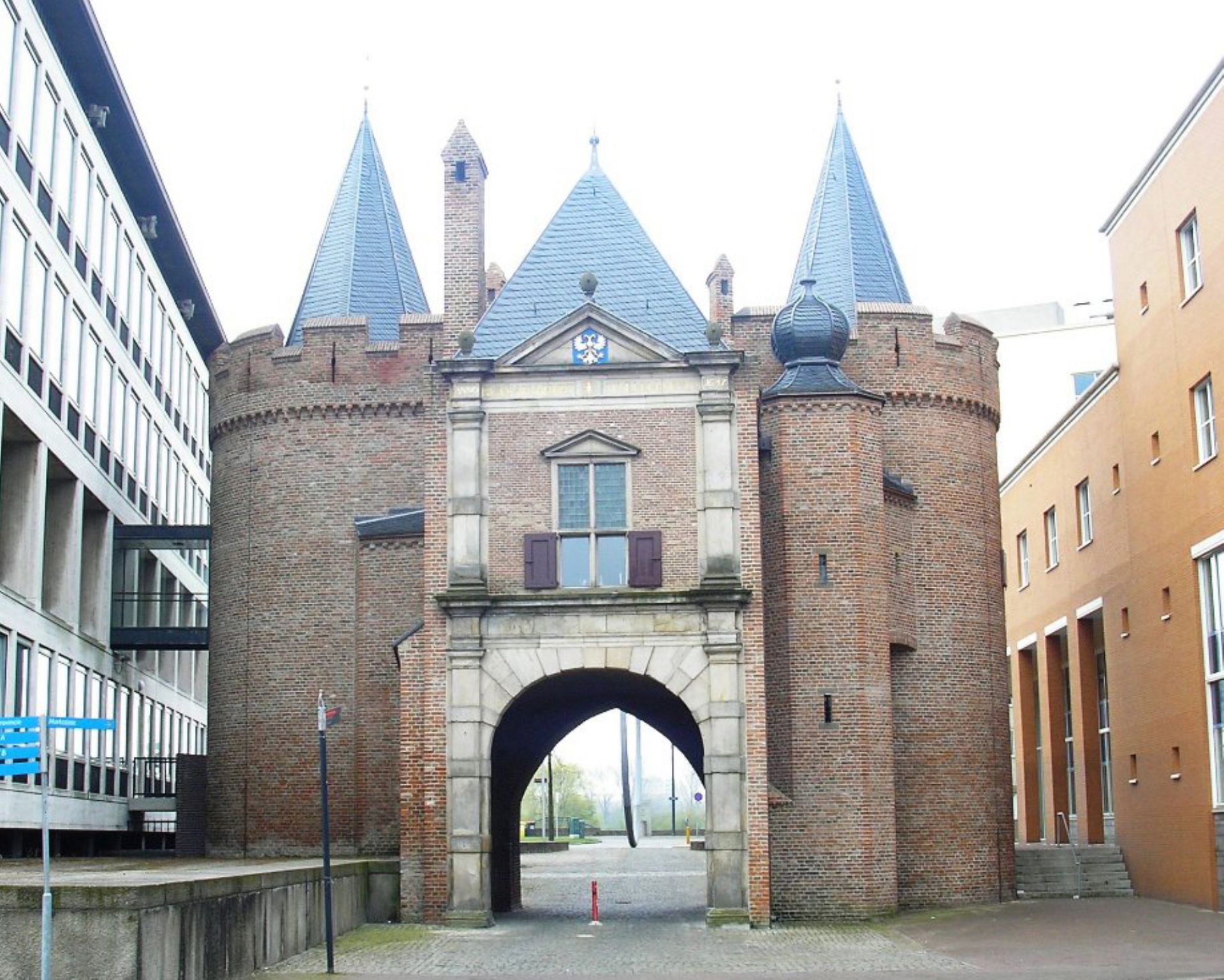 Een foto van de Sabelspoort. Deze poort staat nog steeds in Arnhem.