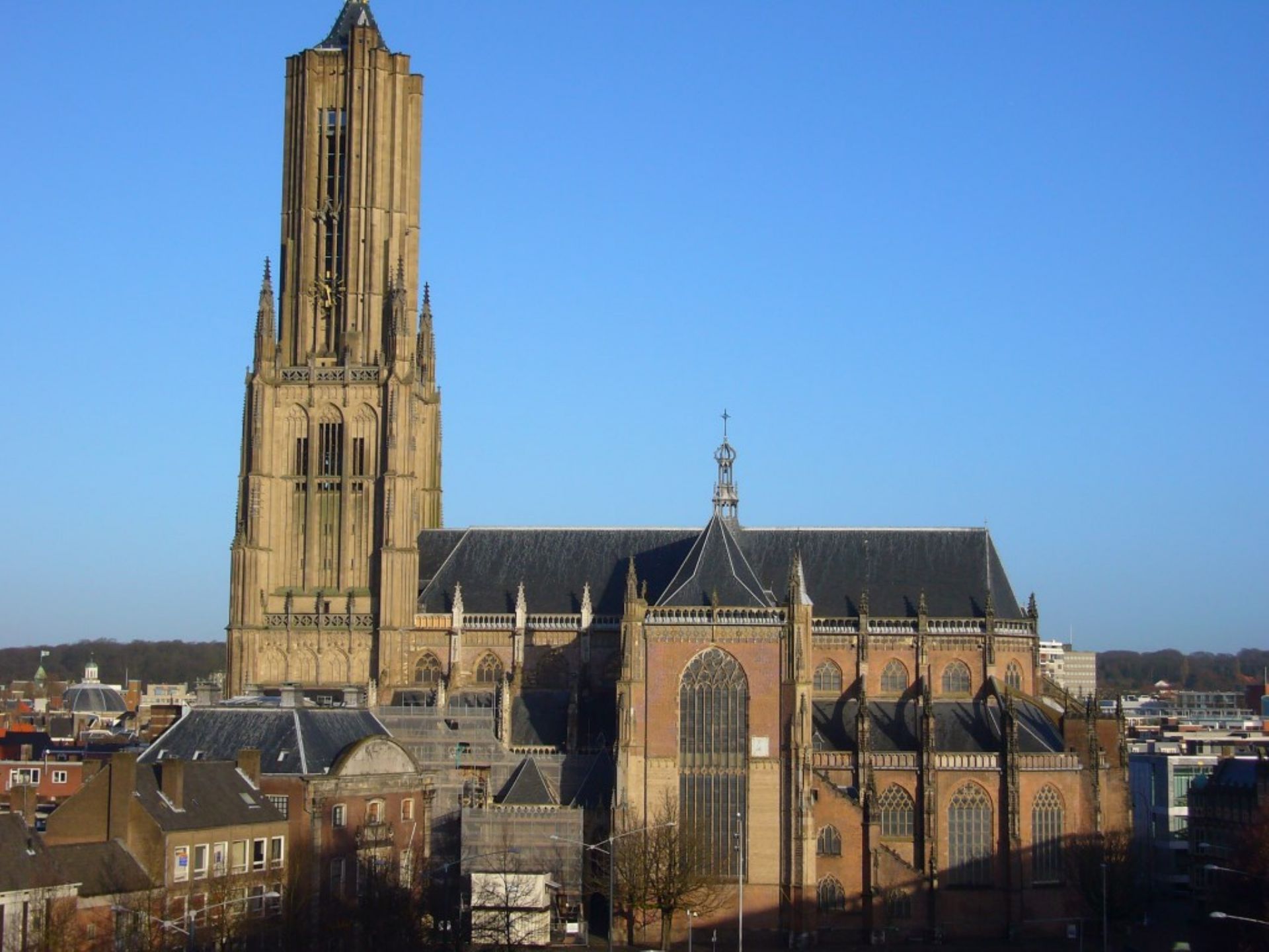 Aan het begin van de middeleeuwen stond er in Arnhem een kerkje. Maar rond 1400 was deze al te klein. Daarom werd in 1452 begonnen met de bouw van de Eusebiuskerk: nog steeds n van de meest opvallende gebouwen van de stad. 
Wat weet jij over de Eusebius?