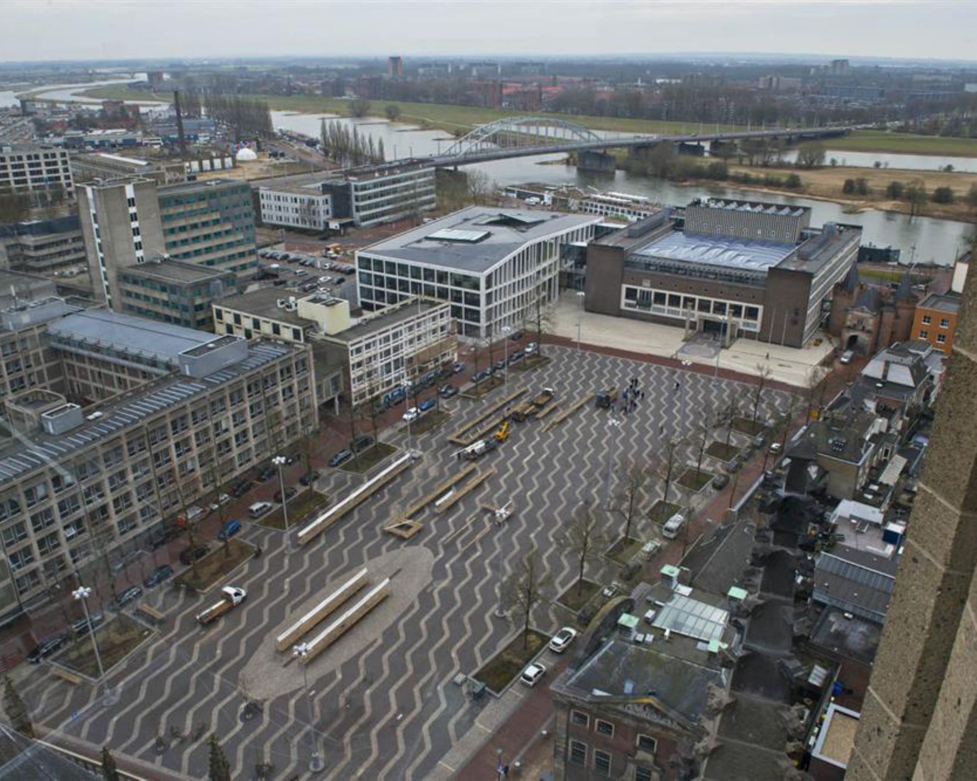 De bouw van de Eusebiuskerk duurde bijna 100 jaar! Het was moeilijk en tijdrovend om zonder moderne gereedschappen te bouwen n het kostte heel veel geld. De Arnhemmers hadden dit er graag voor over, omdat grote gebouwen status gaven aan een stad.