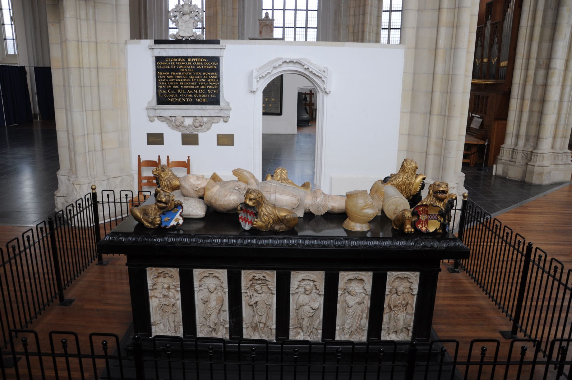 Omdat Karel van Gelre zoveel geld gaf aan de bouw van de kerk, kreeg hij in 1538 een prachtig graf in de kerk. Het is er nog steeds! Boven het graf hangt een kastje met daarin een knielende pop van Karel. Deze pop draagt Karels originele harnas.