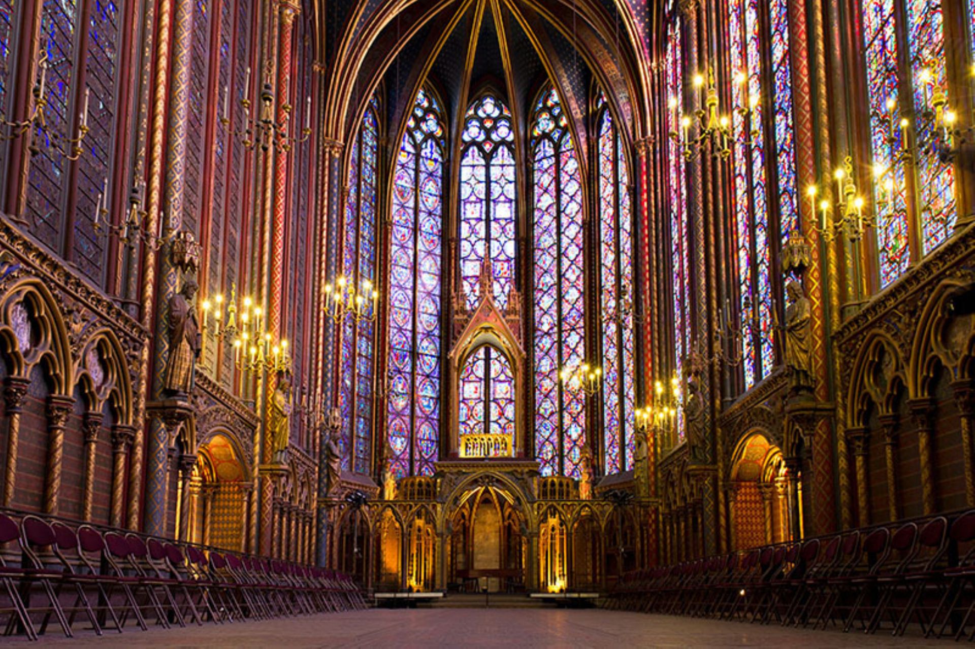 Na de Beeldenstorm werden de protestanten de baas in de Eusebiuskerk. Ze schilderden de kerk grotendeels wit en vervingen de gekleurde glas in loodramen door normaal glas. 
Op deze foto staat de Sainte Chapelle.