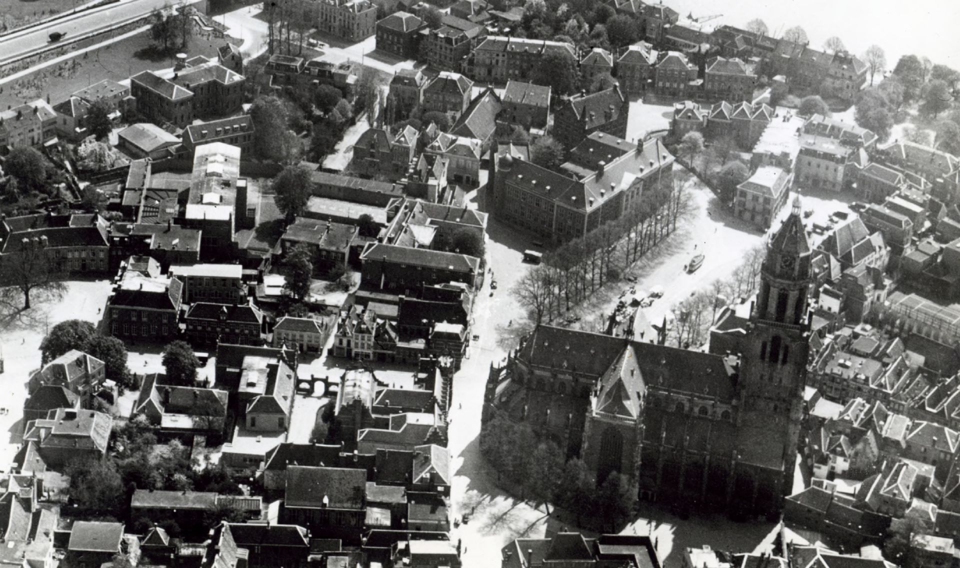 De Eusebiuskerk van nu ziet er niet meer hetzelfde uit als vroeger. Tijdens de Tweede Wereldoorlog werd de kerk voor een groot deel verwoest bij gevechten en bombardementen.