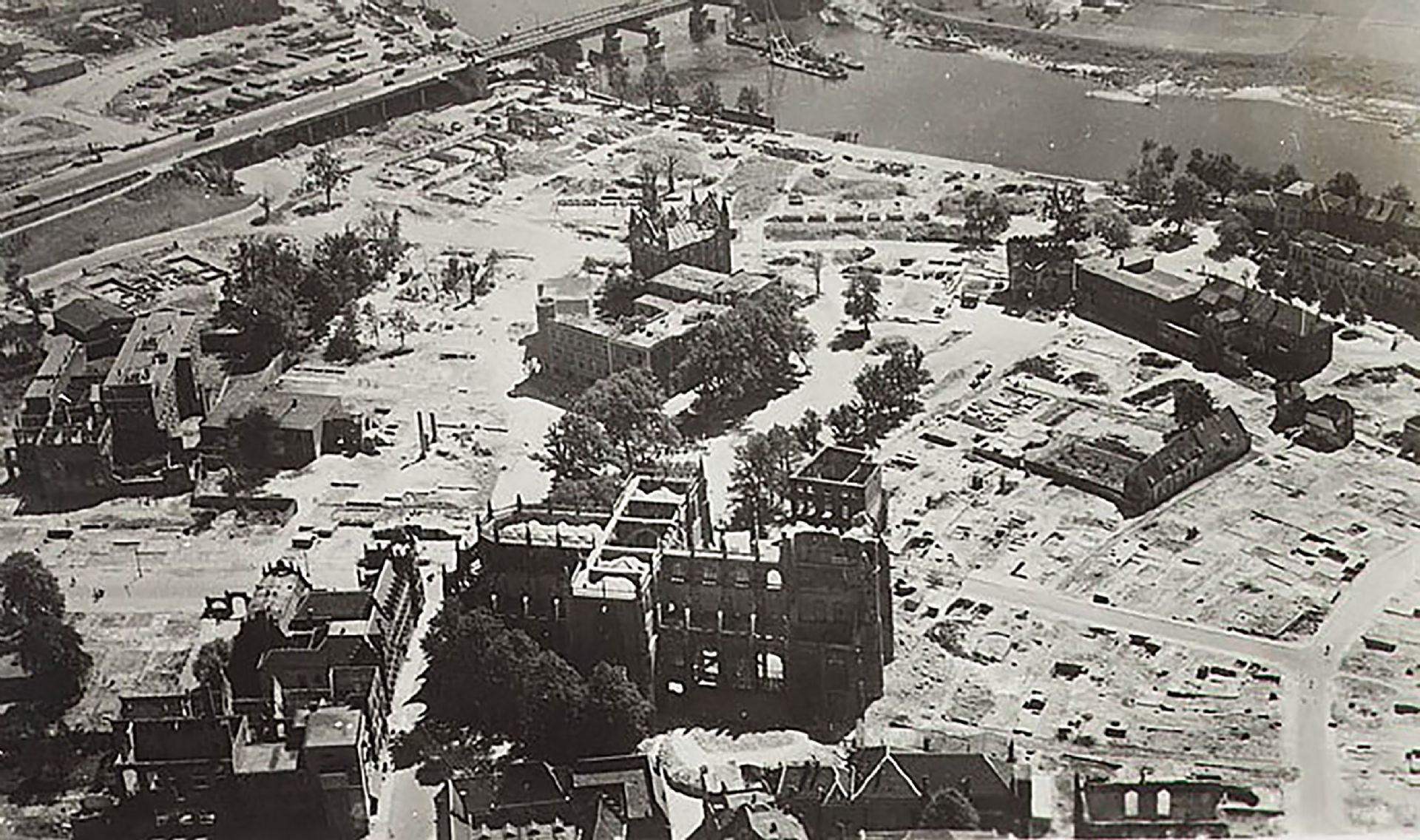 Foto van de Eusebius en omgeving na de Slag om Arnhem. Er is veel verwoest en de toren en het dak van de Eusebius zijn verdwenen. 