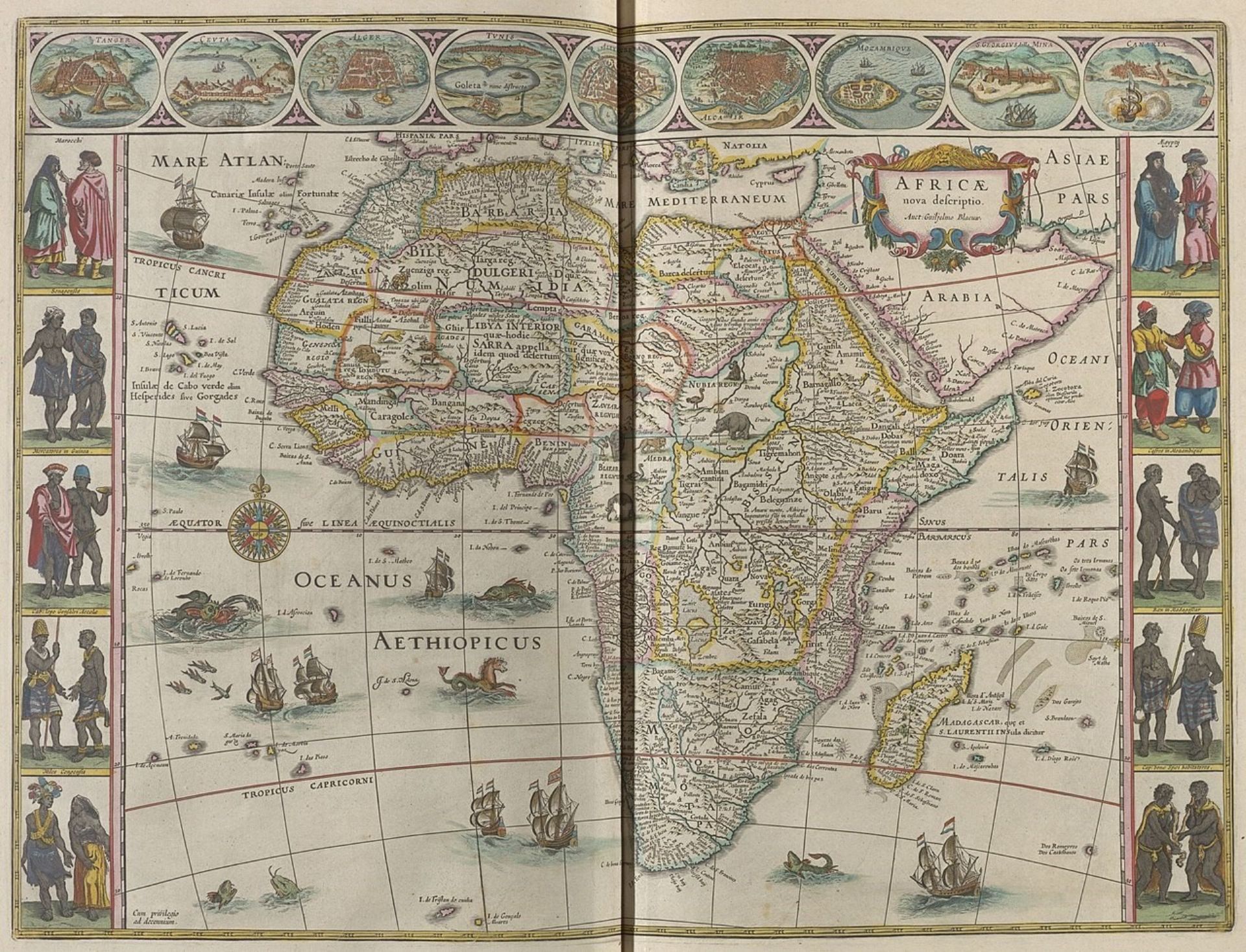 Het land Afrika afgebeeld in de atlas van Blaeu. Aan de beide zijkanten staan inwoners van Afrika afgebeeld.