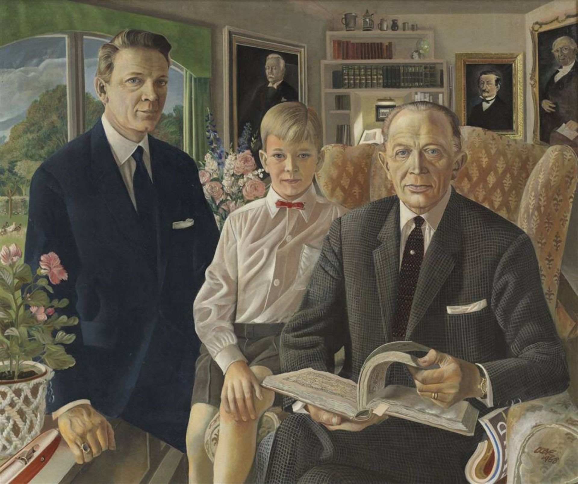 Schilderij met drie personen erop. Rechts de oude meneer Raymakers links zijn zoon en in het midden zijn kleinzoon. De mannen zitten in een werkkamer. Op de achtergrond hangen meer portretten en staat een boekenkast.