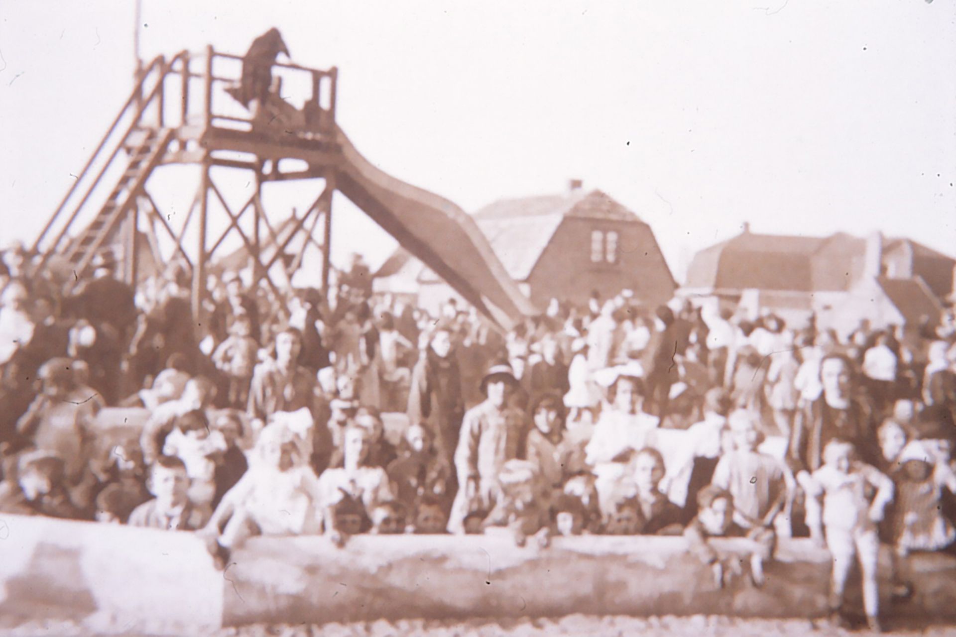 Een groepsfoto van medewerkers van ENKA Ede. Ze zijn in de speeltuin die gebouwd is door de ENKA.