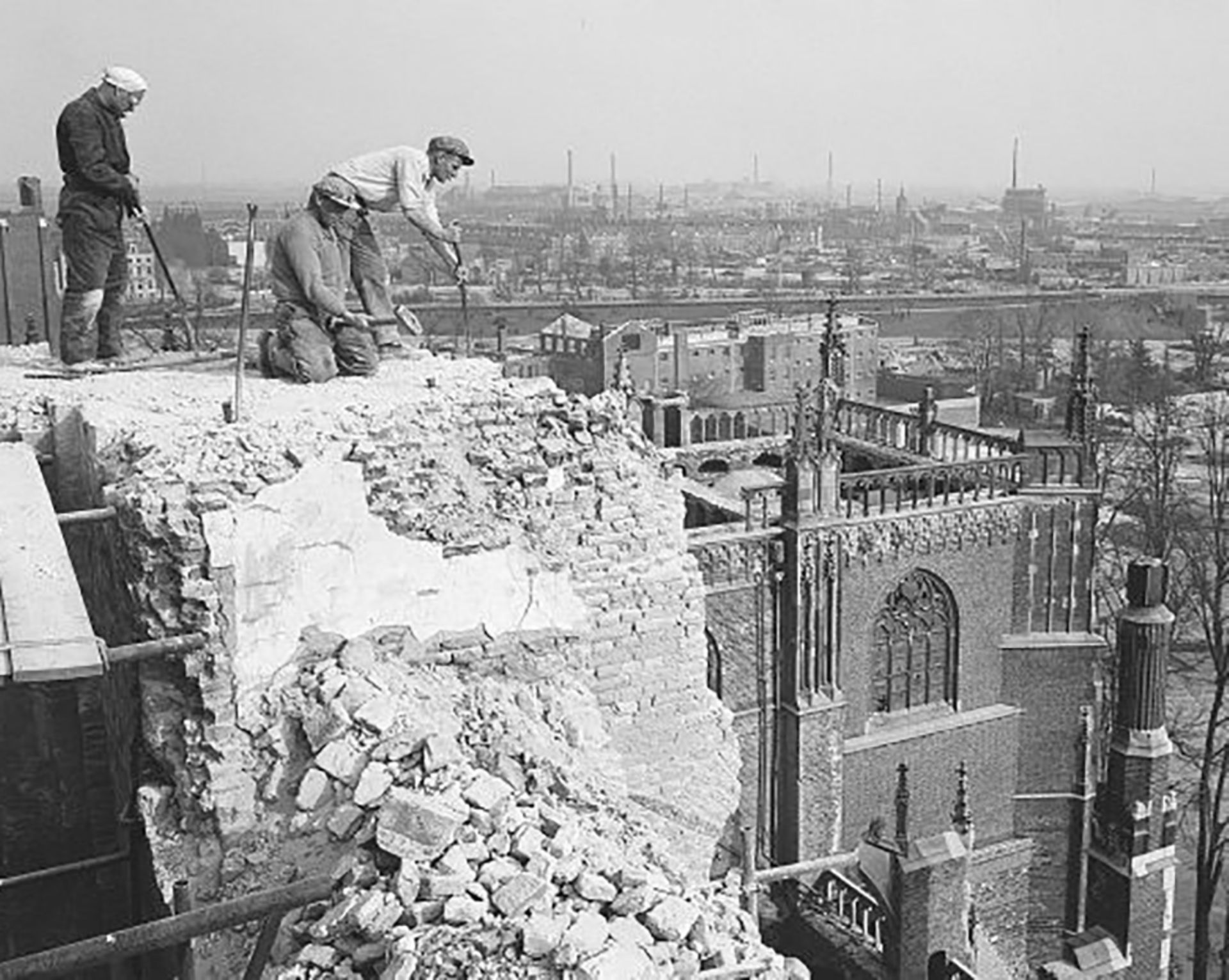 Arnhem lag een half jaar lang aan het front. Het front is een grens tussen twee gebieden die oorlog met elkaar voeren. Arnhem was nog van de Duitsers, terwijl Nijmegen al vrij was. Er werd veel gevochten en in die twee steden is toen veel stuk gegaan. 