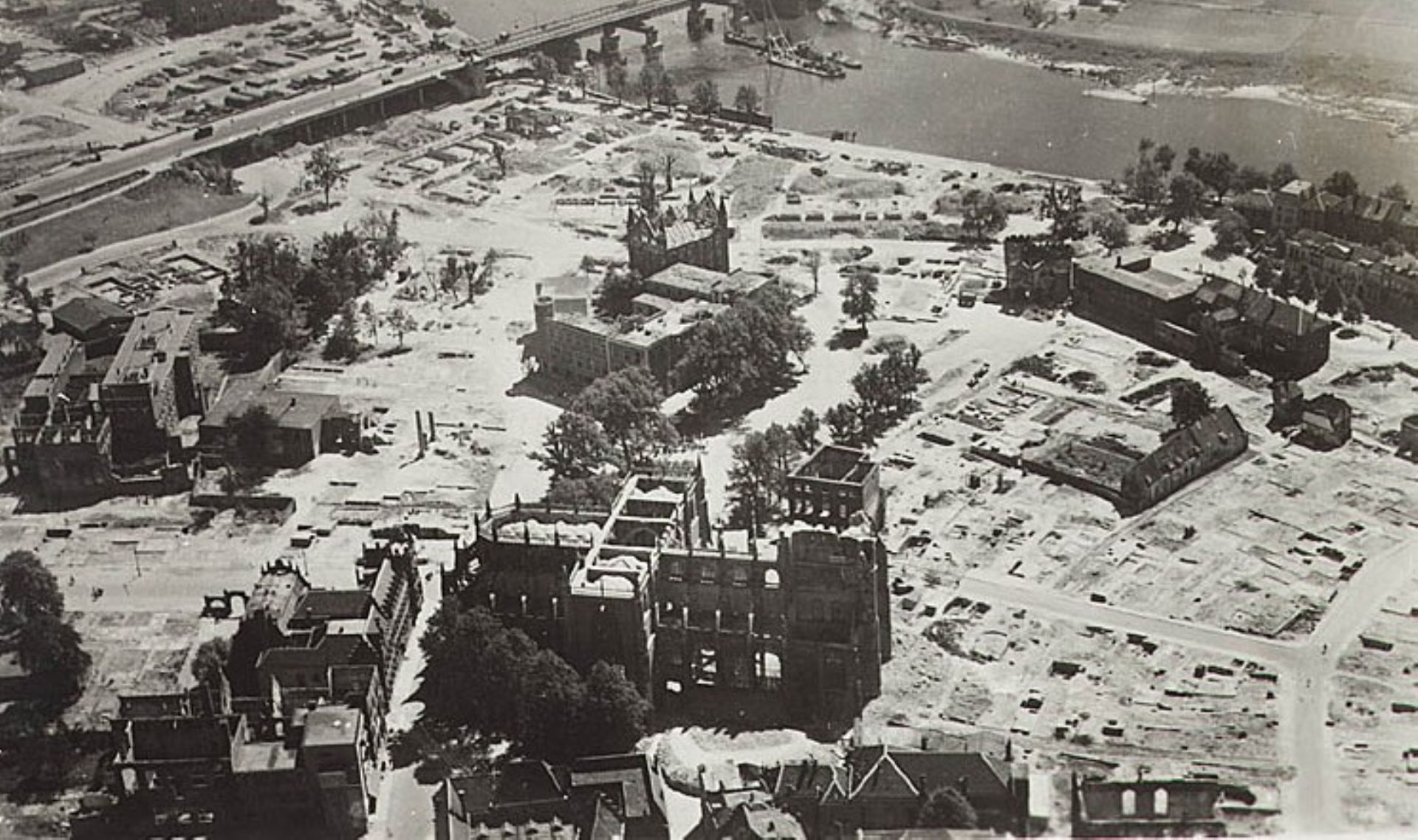 Je ziet hier hoe leeg Arnhem was na de oorlog. De tweede afbeelding is het wederopbouwplan zoals de gemeente Arnhem weer wilde opbouwen. Op de foto staat de Eusebiuskerk, helemaal stuk.
Op het kaartje van de plattegrond van Arnhem kun je de kerk terug vinden in het wederopbouwplan.