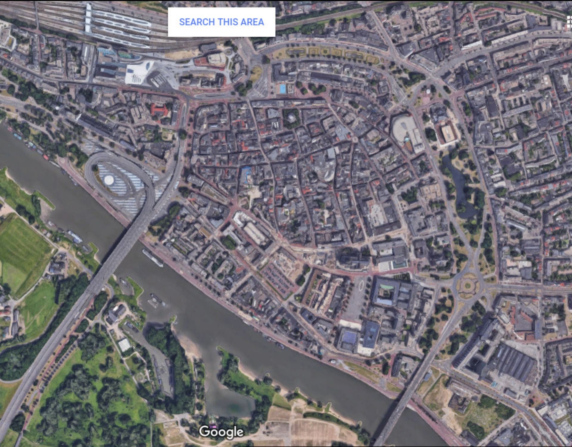 Hier staat een luchtfoto van Arnhem. Als je dit vergelijkt met de plattegrond, dan kun je zien welke gebouwen er nu nog staan en welke er nooit gebouwd zijn.