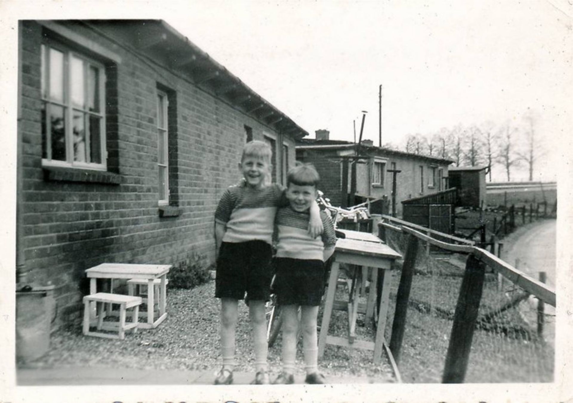 Er waren veel te weinig huizen na de oorlog, dus moesten er snel huizen gebouwd worden. Sommige mensen kwamen daarom in noodwoningen terecht. Kleine huizen die heel snel gebouwd konden worden. Bekijk het filmpje. Zou jouw familie in zon klein huis passen?