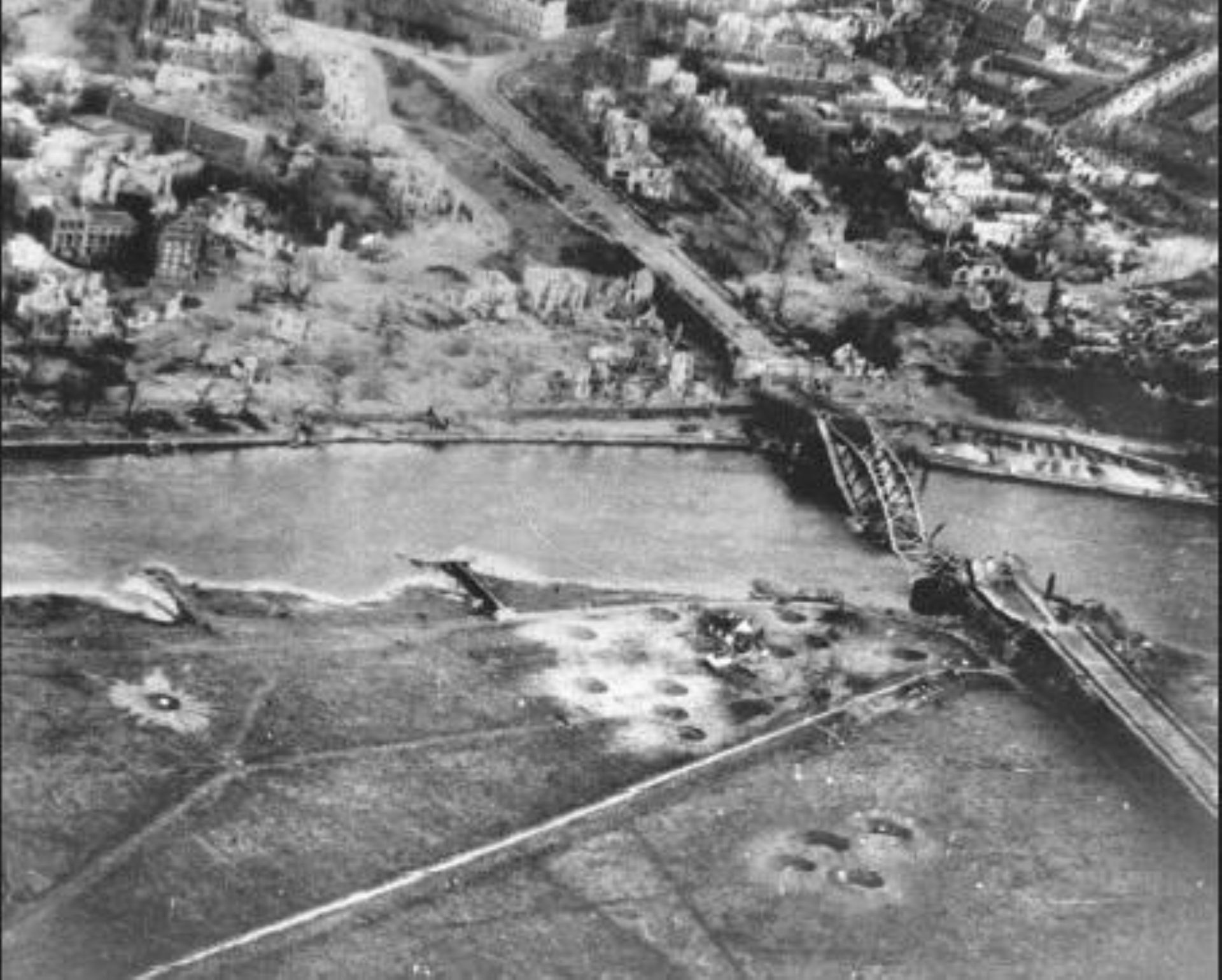 De geallieerde soldaten wisten de Rijnbrug niet te veroveren tijdens de Slag om Arnhem. Om de Duitsers vervolgens te hinderen hebben geallieerde vliegtuigen de brug gebombardeerd. Na de oorlog moest de brug opnieuw opgebouwd worden en werd hij de John Frostbrug genoemd. Weet je waarom deze naam gekozen is? Hoe zou jij de brug genoemd hebben?