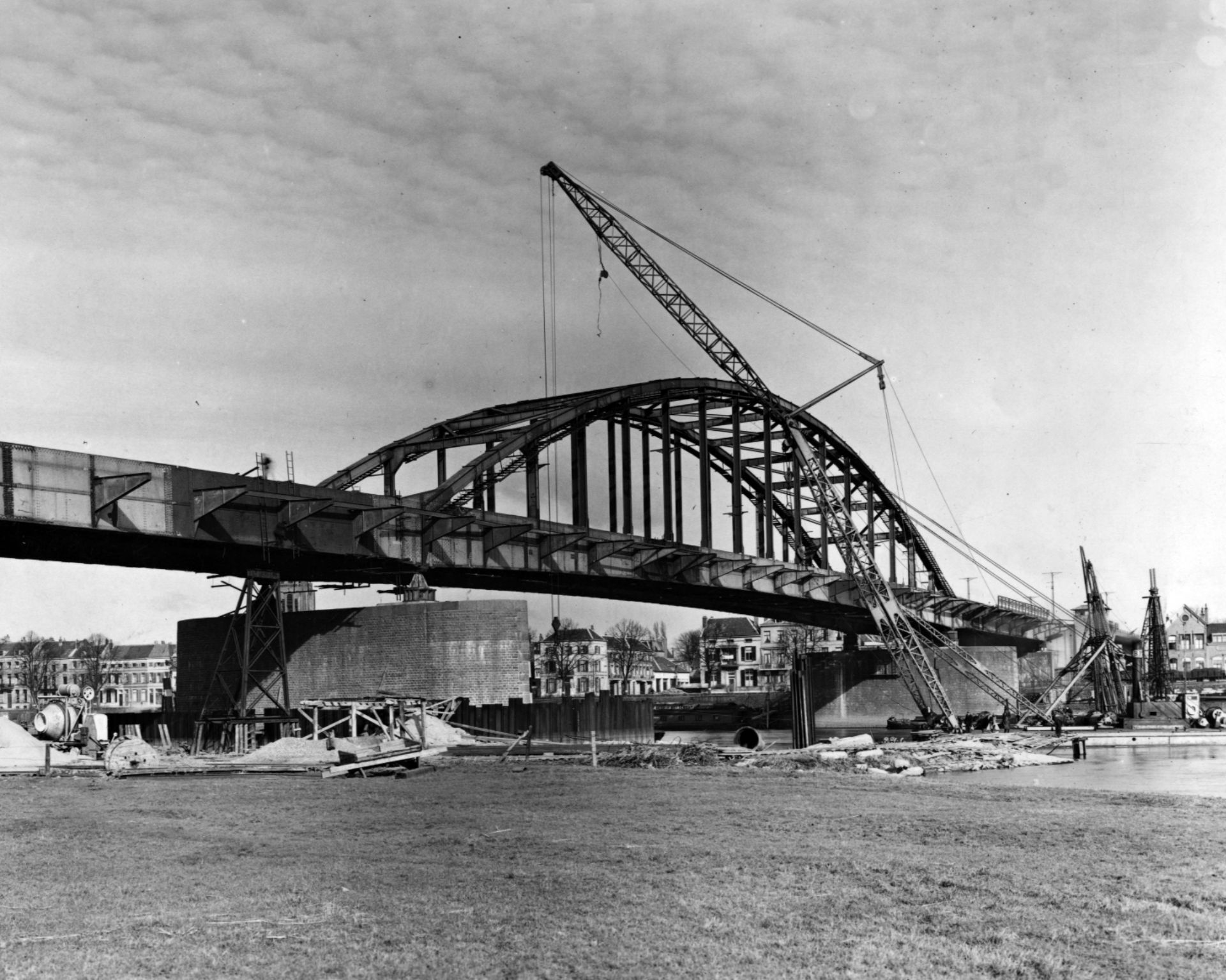 De geallieerde soldaten wisten de Rijnbrug niet te veroveren tijdens de Slag om Arnhem. Om de Duitsers vervolgens te hinderen hebben geallieerde vliegtuigen de brug gebombardeerd. Na de oorlog moest de brug opnieuw opgebouwd worden en werd hij de John Frostbrug genoemd. Weet je waarom deze naam gekozen is? Hoe zou jij de brug genoemd hebben?