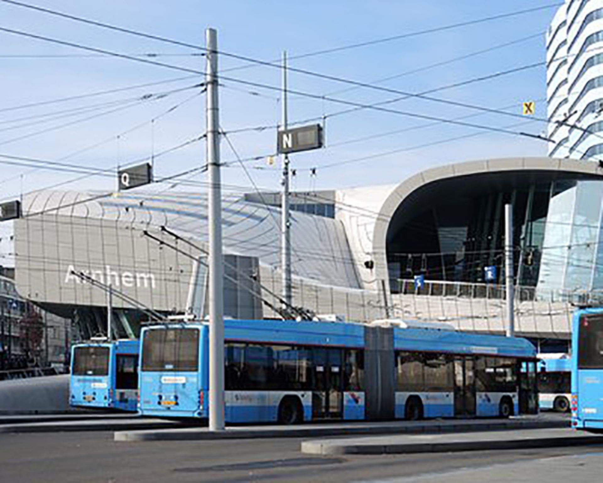 Voor Arnhemmers is het heel gewoon: een bus aan een elektriciteitskabel. Toch zijn deze trolleybussen erg bijzonder. Nergens in Europa rijden er meer trolleybussen dan in Arnhem!