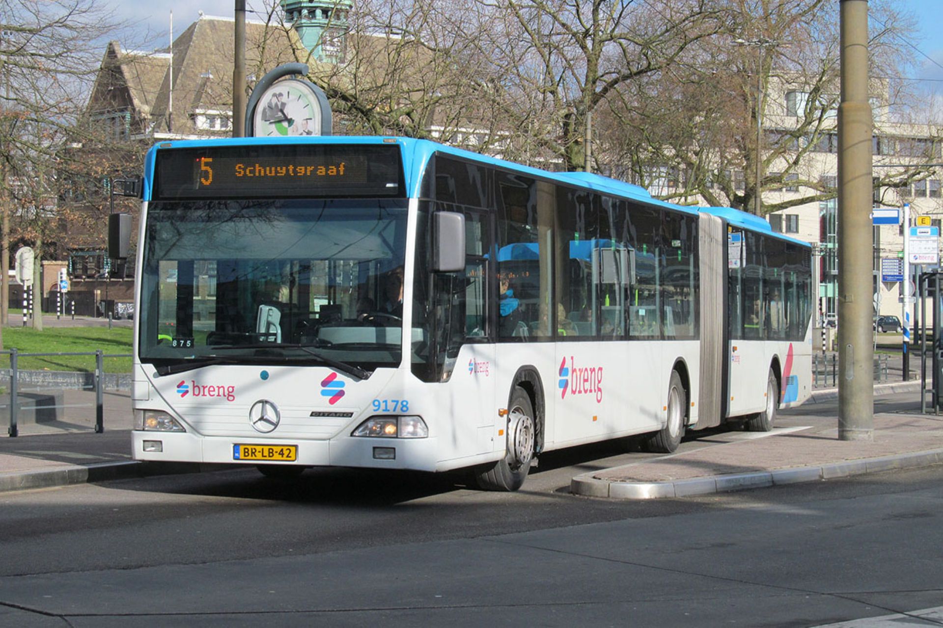 Veel steden hebben toch gekozen voor gewone bussen. Dieselbussen zijn vaak goedkoper, omdat er niet overal elektriciteitskabel moeten worden geplaatst. Wel zijn trolleybussen veel beter voor het milieu dan de vervuilende dieselbussen.
Wat zou jij belangrijker vinden: een goedkopere bus of n die beter is voor het milieu?