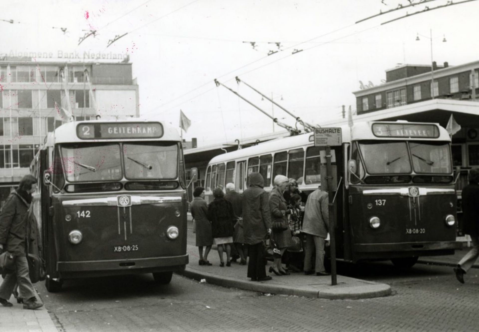 De gemeente besloot de trams te vervangen door trolleybussen. Na de oorlog werden er meteen trolleybussen en bovenleidingen gebouwd. In 1949 was alles klaar en konden de nieuwe bussen op 5 september gaan rijden.