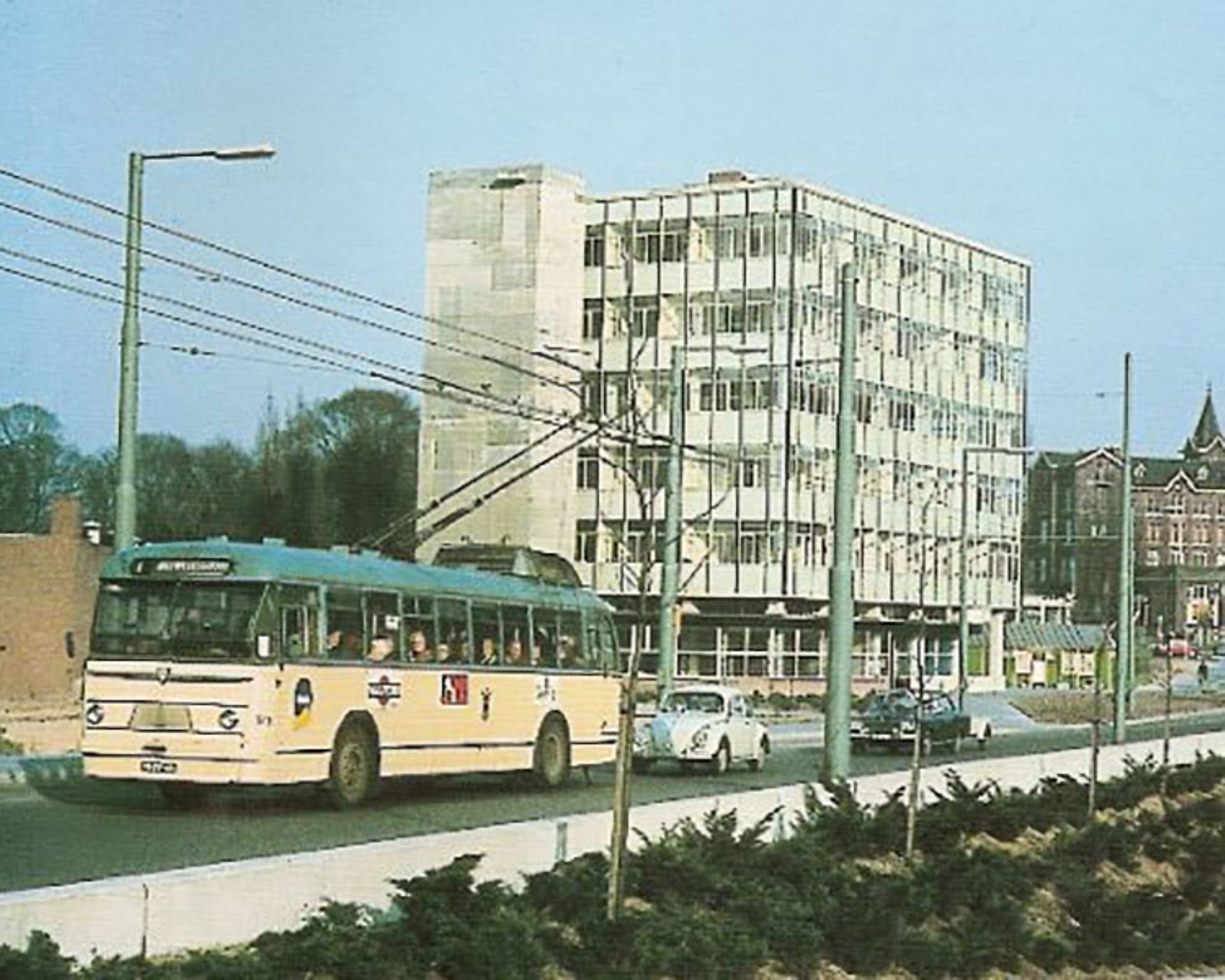 In die tijd was Arnhem niet de enige stad waar trolleybussen reden. Ook in Groningen en Nijmegen reden zulke bussen. Toch zijn deze eind jaren 60 weer verdwenen. De meeste steden vonden de trolleybussen te duur en wilden liever gewone bussen.