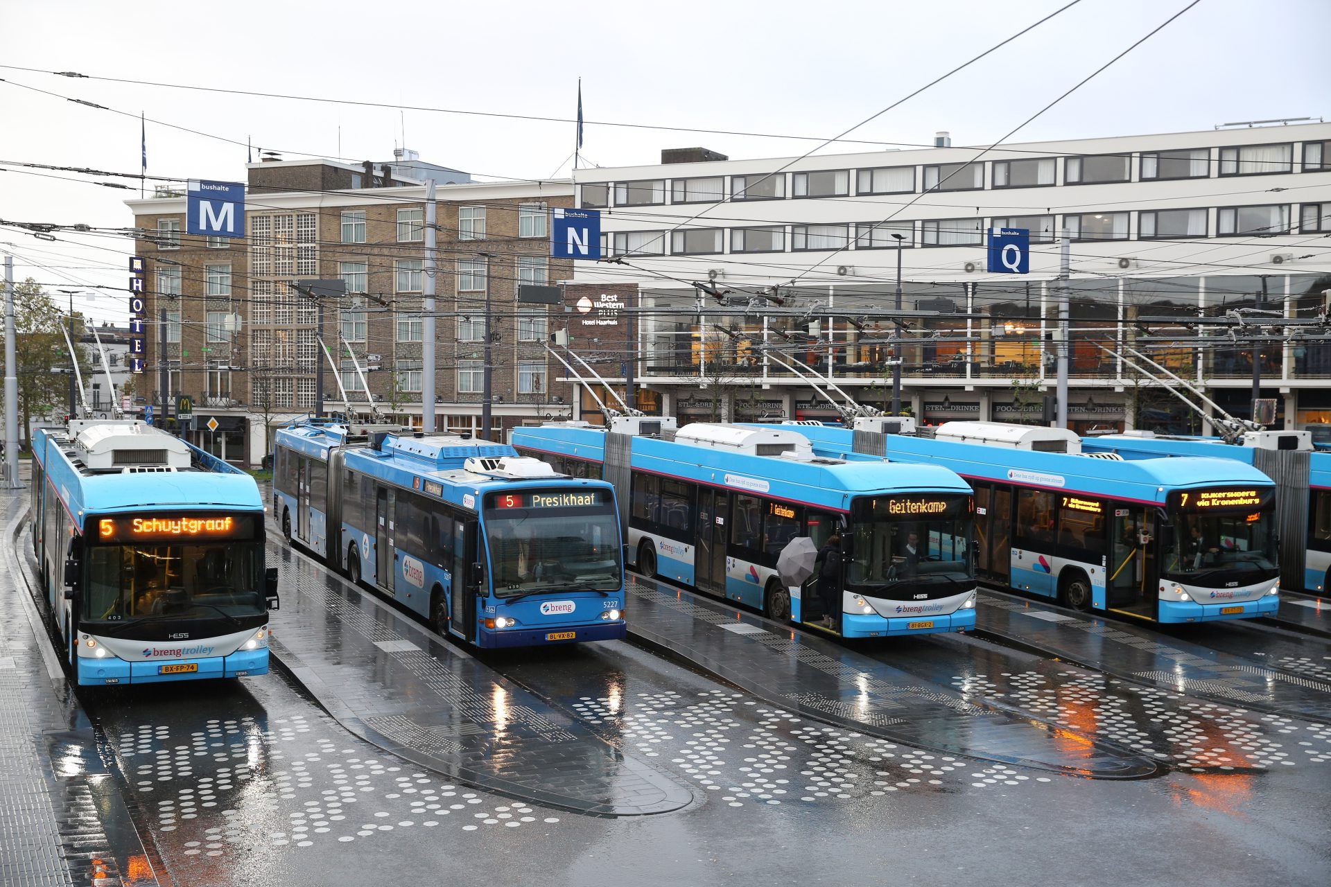 Tegenwoordig is Arnhem erg trots op hun trolleybussen! Gelukkig zijn ze niet vervangen door de gewone dieselbussen.
Welke voordelen en nadelen hebben deze elektrische bussen?