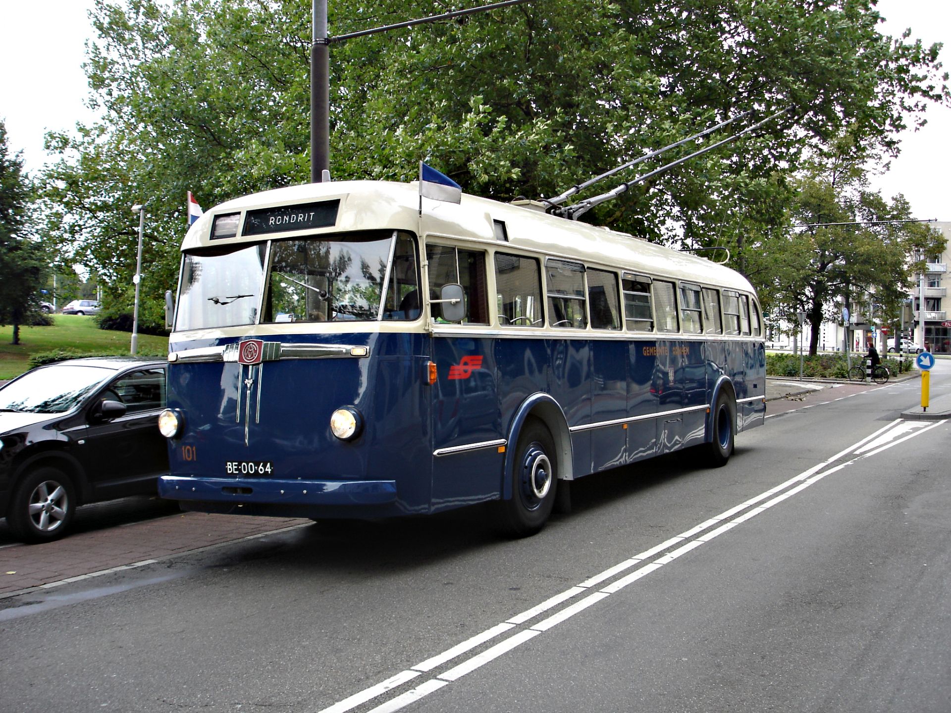 Sinds 1949 is de Arnhemse trolleybus veel veranderd. Zo waren er lange tijd speciale gedeeltes in de bus waar je mocht roken! Ook werden sommige bussen ingericht met banken in plaats van stoelen. Op de fotos staan verschillende trolleybussen door de jaren heen.
Als jij dingen zou mogen veranderen aan de trolleybus, wat zou dat dan zijn?