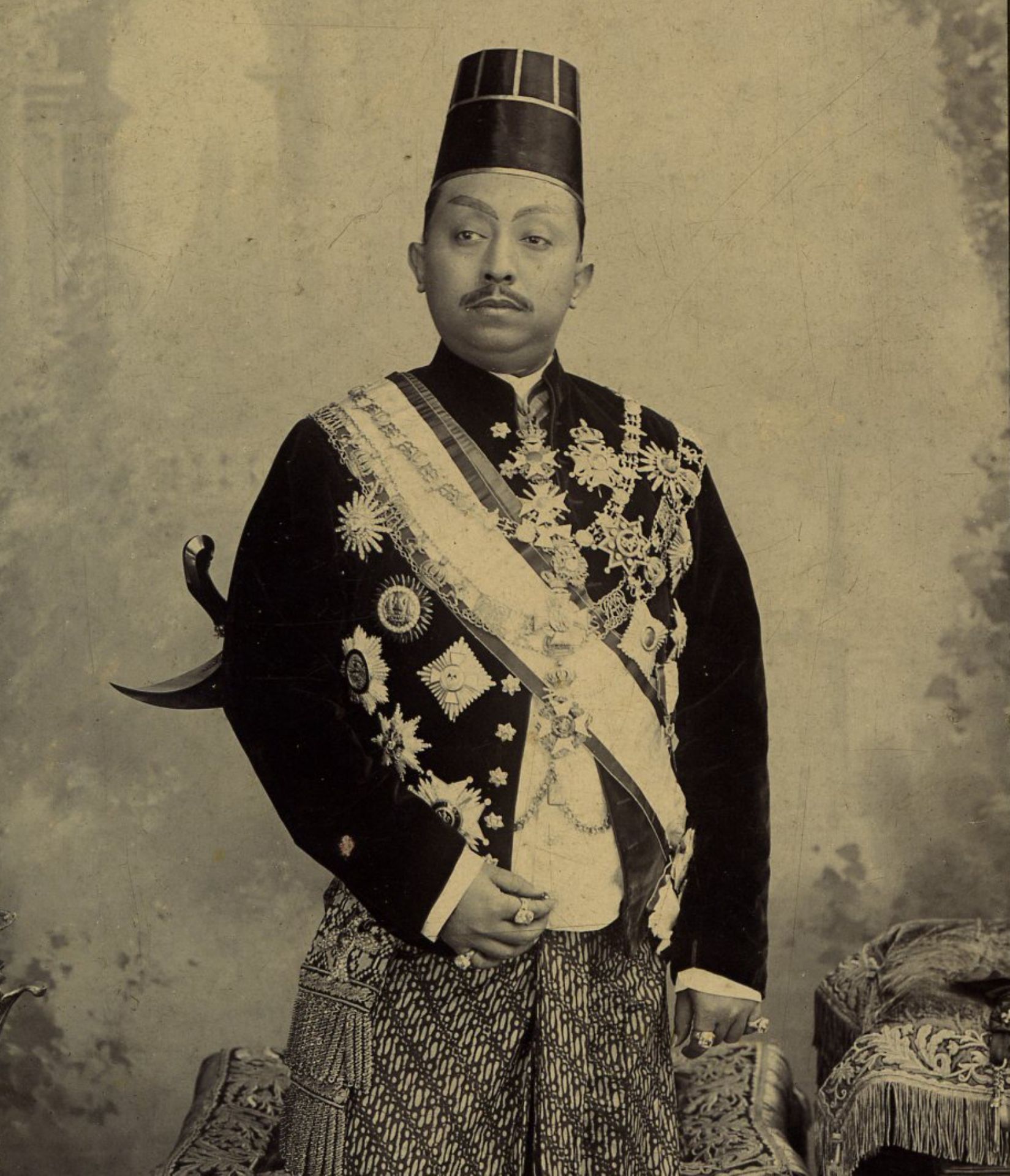 Dit is Pakoeboewono X. Hij was van 1893 tot 1913 de tiende soesoehoenan (vorst) van de stad Soerakarta in Indonesi�.