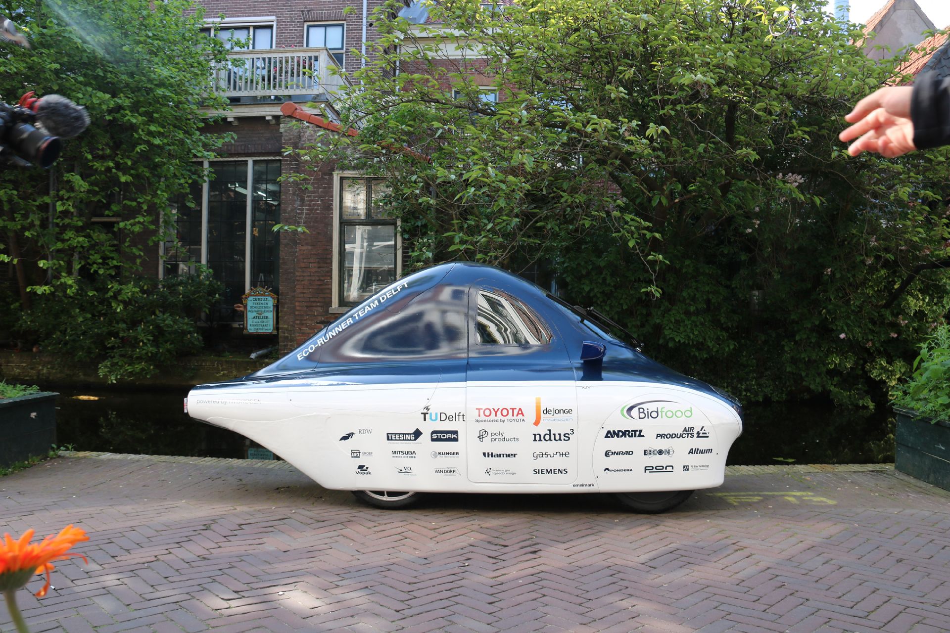 Ecurunner Team Delft, geparkeerd in Nederlandse straat